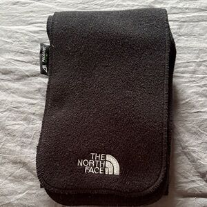 The North Face Black Fleece scarf